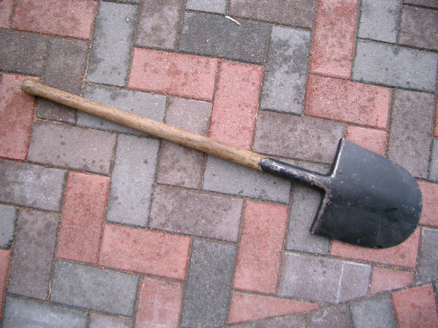 german afv spade.JPG