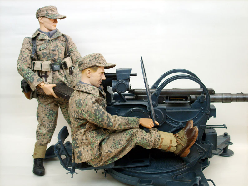 FLAK 38 med två SS från sidan.jpg