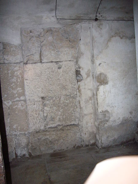450px-Ripa_-_s_Maria_in_Cosmedin_Cripta_podio_Ara_Maxima_1030565.jpg