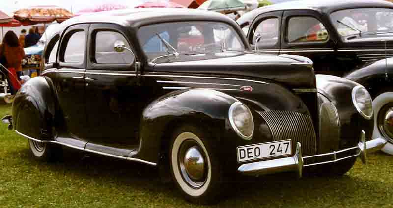 Lincoln_Zephyr_V12_4-D_Sedan_1939.jpg