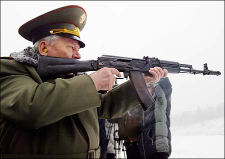 Kalasjnikov med sin uppfinning.jpg