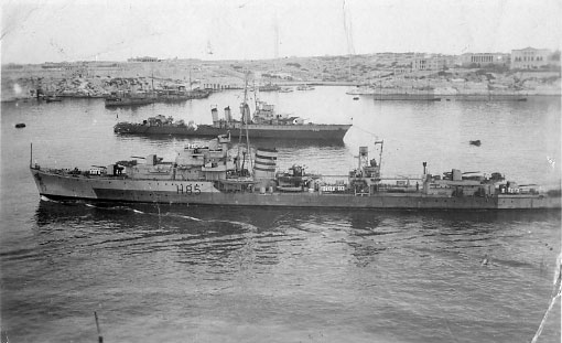 HMS RELENTLESS i Valetta.jpg