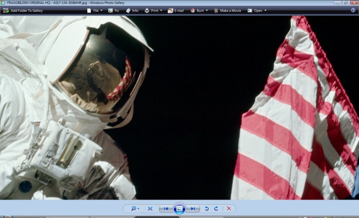 Apollo 17 - flaggbilden med Harrison Schmitt har troligen minst tre ljuskällor.jpg