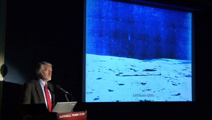 Märklig rutbildning på 'natthimlen' på NASAs månbilder.jpg