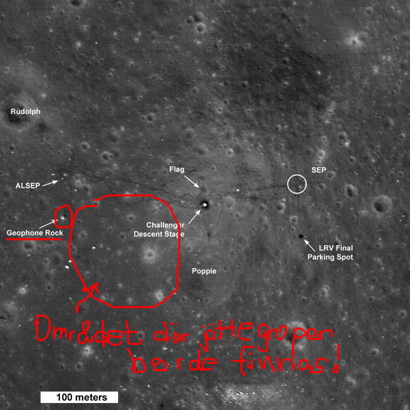 Apollo 17 - LRO-bild 2009 - notera att JÄTTEGROPEN från markbilden SAKNAS här i riktning mot Geophone Rock.jpg
