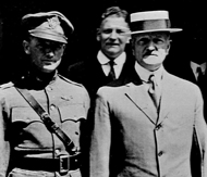 General Pershing möter upp i Paris.jpg