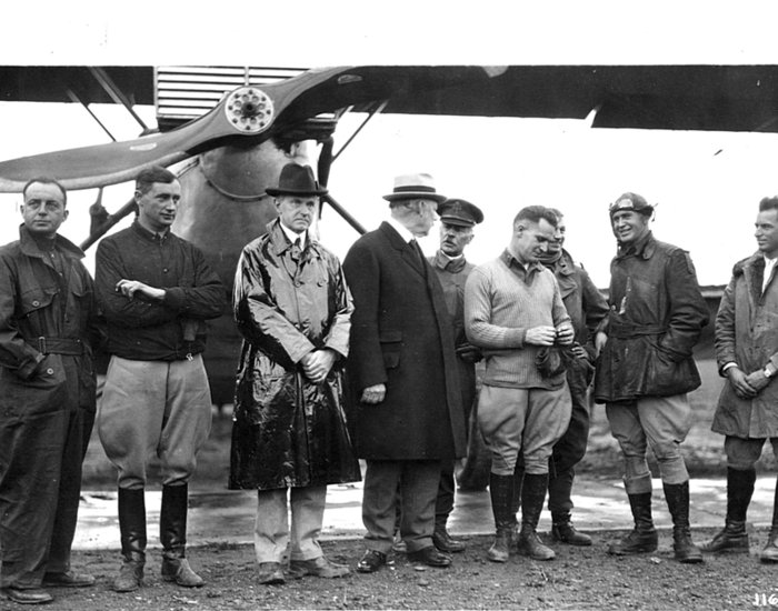 president coolidge tar emot i Washington.jpg