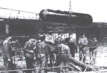 TMB mina tas ombord U-373.jpg