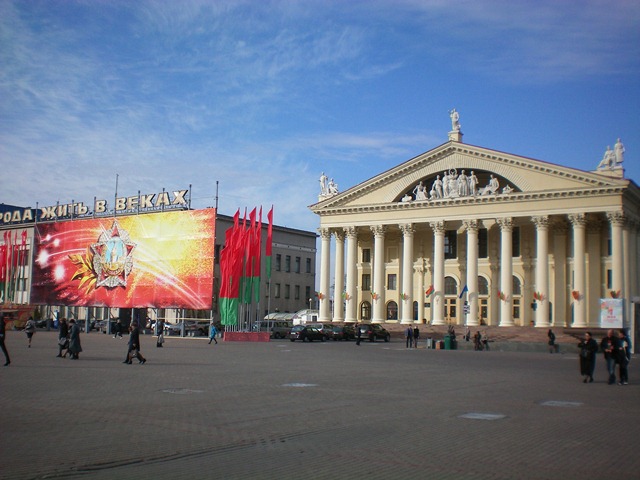 Till vänster bakom baneret.JPG