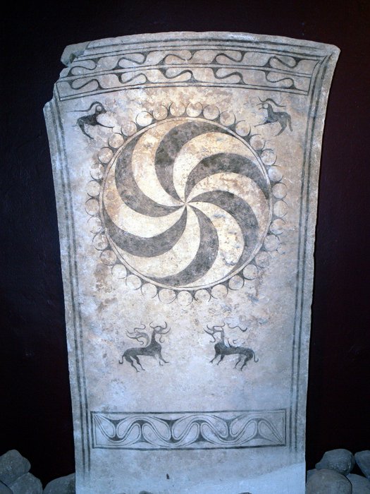 Fornsalen_-_Bildstein_-_Spirale_und_Hirsche[1] (600x800).jpg