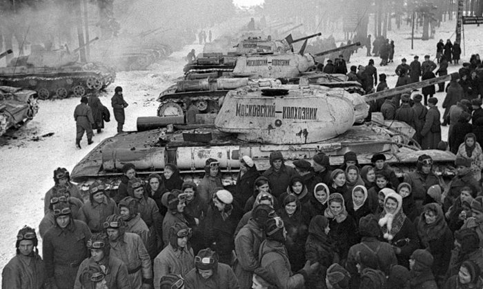 väklädda kolshiniki överlämnar stridsvagnar.jpg