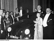 220px-Bundesarchiv_Bild_183-E01426,_Ferdinand_Porsche,_Heinrich_George_mit_VW.jpg