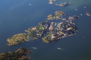 290px-Suomenlinna_aerial.jpg