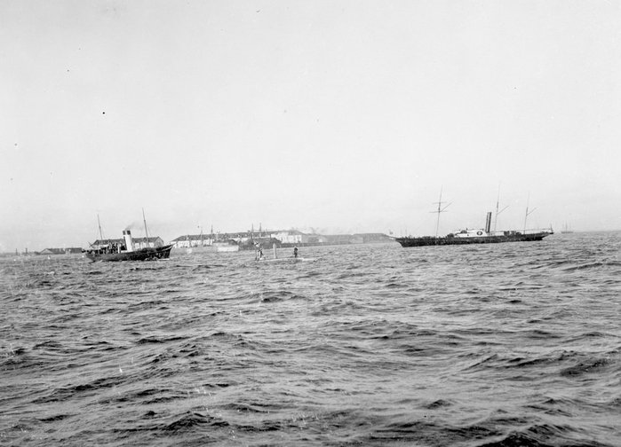 Tsarens yacht ALEXANDRIA (t.v.) tar farvæl av eskadern.....jpg