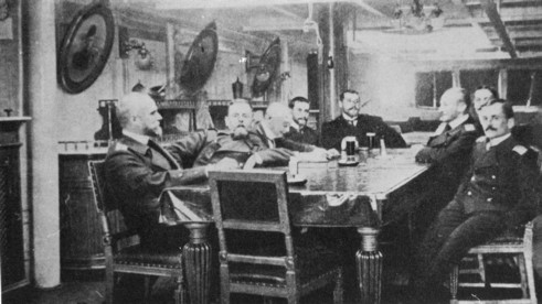 Imperator Aleksandr III-officerare - Prins Boris Kantakuzen (V2), bröderna Ellis (V4 & 5), fartygsläkaren (TH) (1904) - liten.jpg