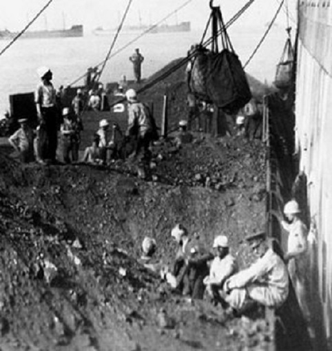 ...berg av kol - slagskepp tog normalt 1100 ton....jpg