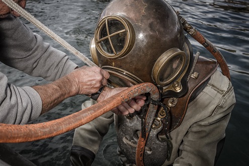 hjælmdykare paa væg ned....jpg