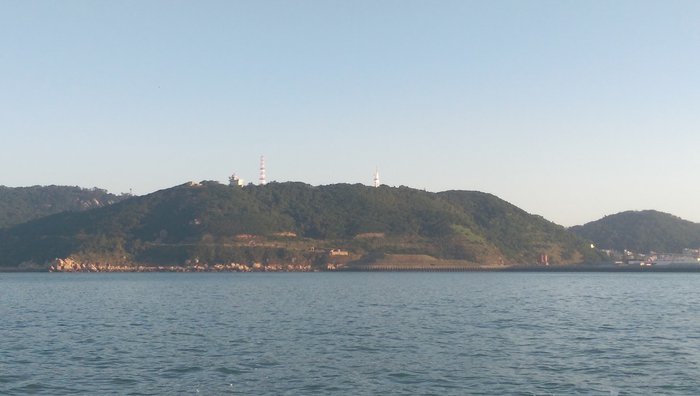 Nangans flygledartorn med hamnen till hoger.jpg