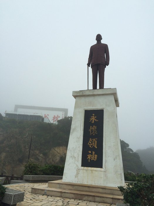 CSK med skylt i bakgrunden.jpg