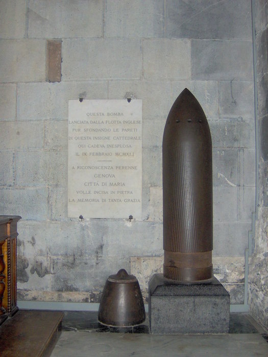 Unexploded_shell_in_the_cathedral_in_Genoa_(Italy).jpg