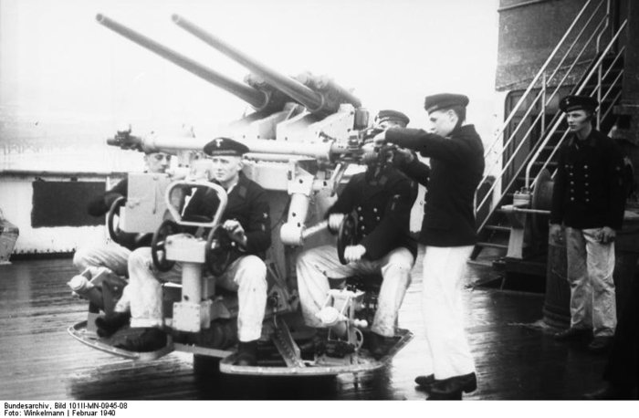 Bundesarchiv_Bild_101II-MN-0945-08,_Schulboot_'Drache',_Doppelflak.jpg