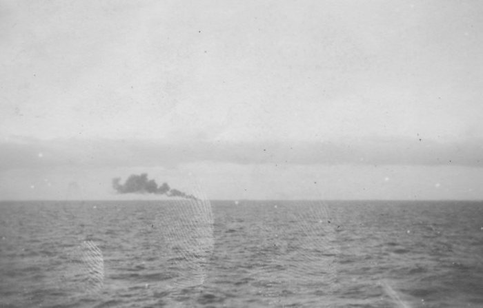 atlantis brinner och sjunker.jpg