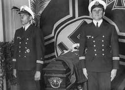 hedersvakter vid kistan.jpg