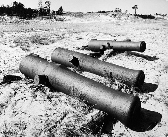 kanoner paa stranden.jpg