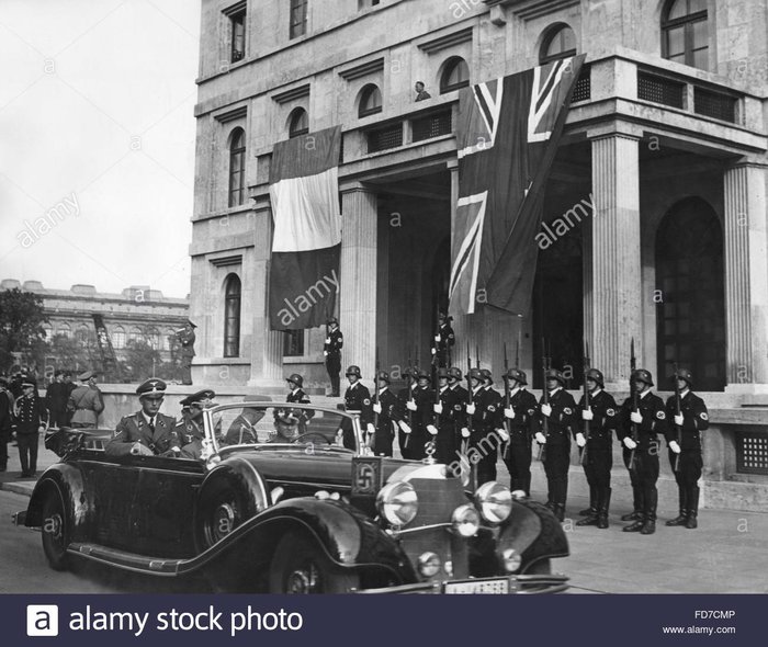 Värden anländer till mötet.jpg