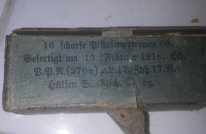 16 Patronen Pistole Null-Acht.jpg