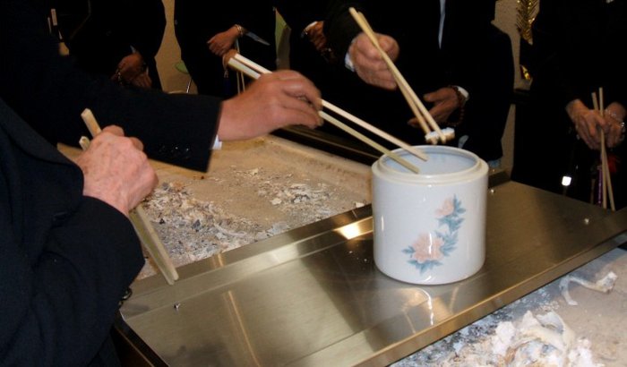 passing-bones-at-a-japanese-funeral.jpg