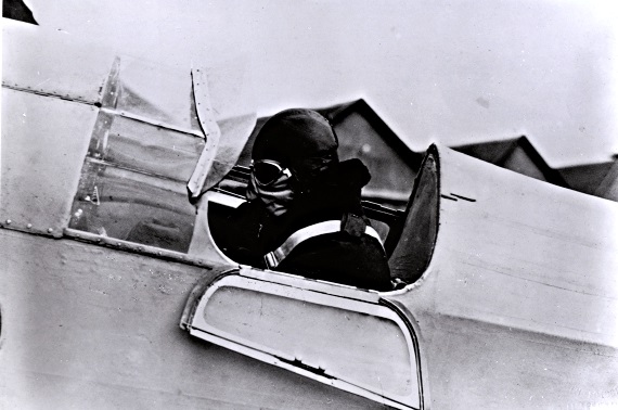 iklædd guttaperkakostym.jpg