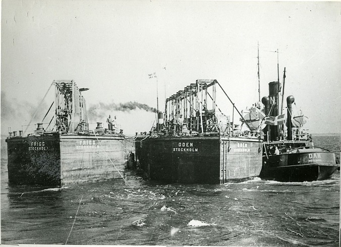 tvaa pontoner med bogserare.jpg