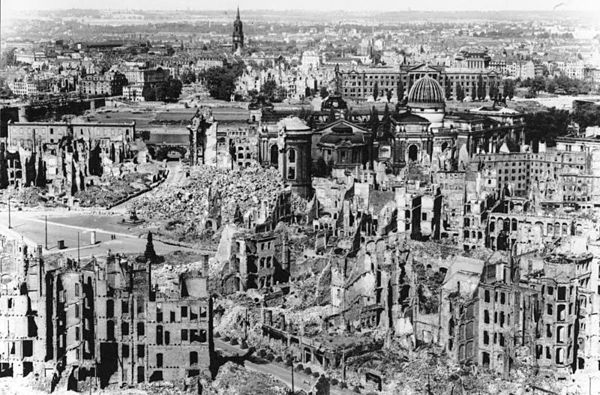 600px-Bundesarchiv_Bild_146-1994-041-07,_Dresden,_zerstörtes_Stadtzentrum.jpg