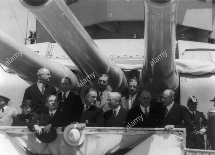 franklin-d-roosevelt-et-d-autres-posees-sous-de-grands-fusils-sur-battleship-hfby8n.jpg