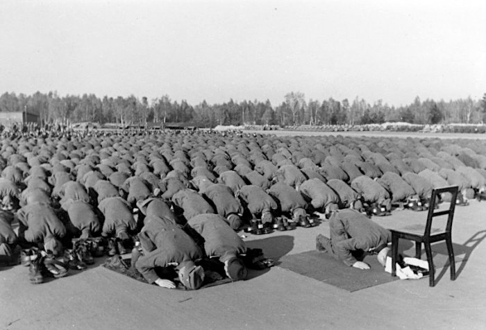 Bundesarchiv_Bild_146-1977-137-20,_Bosnische_SS-Freiwillige_beim_Gebet.jpg