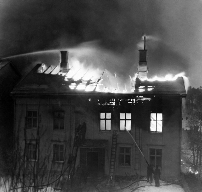 ett brinnande hus.jpg
