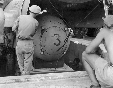 Fat_Man_test_unit_being_raised_from_the_pit_into_the_bomb_bay_of_a_B-29.jpg