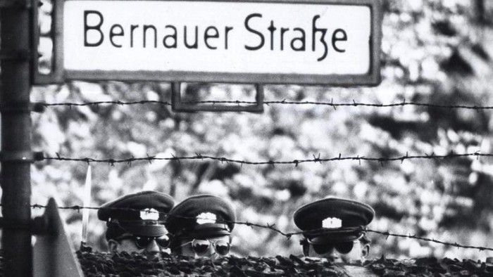 eine-strasse-als-symbol-die-bernauer-strasse-trennlinie-zwischen-ost-und-west-ihre-be-folge-4-100~_v-varl_87134c.jpg