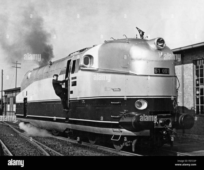 streamlined-steam-locomotives-before-1945-a-streamliner-in-germany-FD723P.jpg