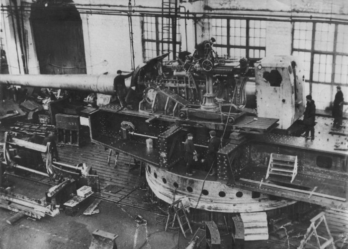 Soviet-406-mm-L50-battleship-cannon-on-single-mount-for-trials-Kramatorsk-1939.jpg