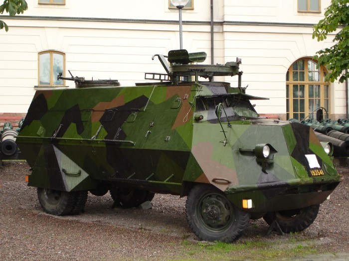 Armoured_car,_Army_Museum_Stockholm.jpg