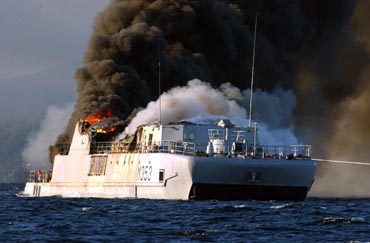KNM Orkla i brann nordøst for Ålesund. Fartøyet deltok i øvelse Flotex 2002 da brannen brøt ut tirsdag morgen..jpg