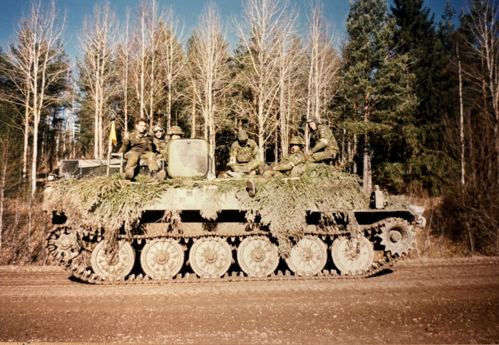 Kvarn 1997 batteritorsk på vagnen väntar på starthjälp i den sköna solen tog 2h innan hjälp kom.JPG