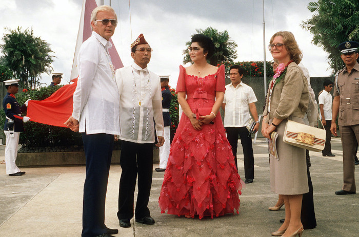 1280px-Stephen_W._Bosworth_with_Ferdinand_&_Imelda_Marcos_in_Leyte_1984-10-20.jpeg