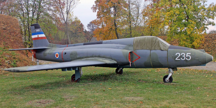 J-21_Jastreb_24235_spomenik_235_LBAE_98_VBR_02.jpg
