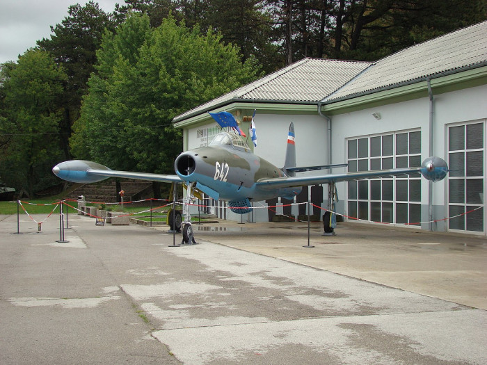1280px-Самолёт_в_Пивке_(40983243861).jpg