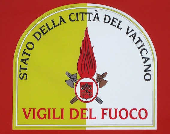 Vigili_del_fuoco_vaticano_shield.JPG