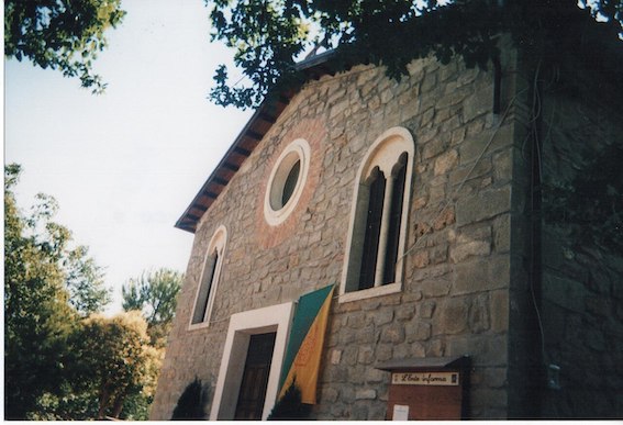 Chiesa_dei_SS._Proto_e_Giacinto,_con_bandiera_dell'antica_repubblica,_Senarica_(Teramo).jpg